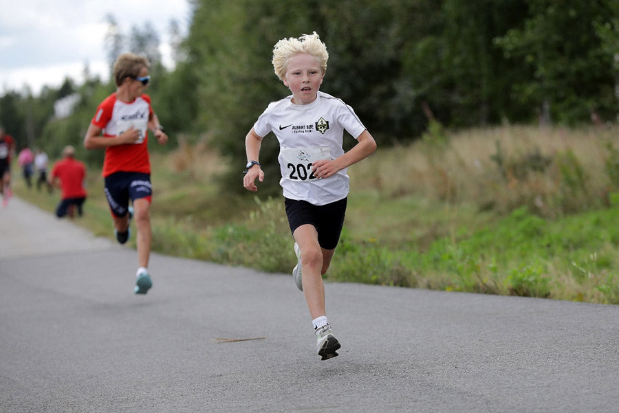 ¡Impresionante! Niño prodigio noruego corre 10 kilómetros en menos de 35 minutos