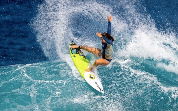 El éxito de Brisa Hennessy: La surfista tica se posiciona entre las mejores 5 atletas a nivel mundial