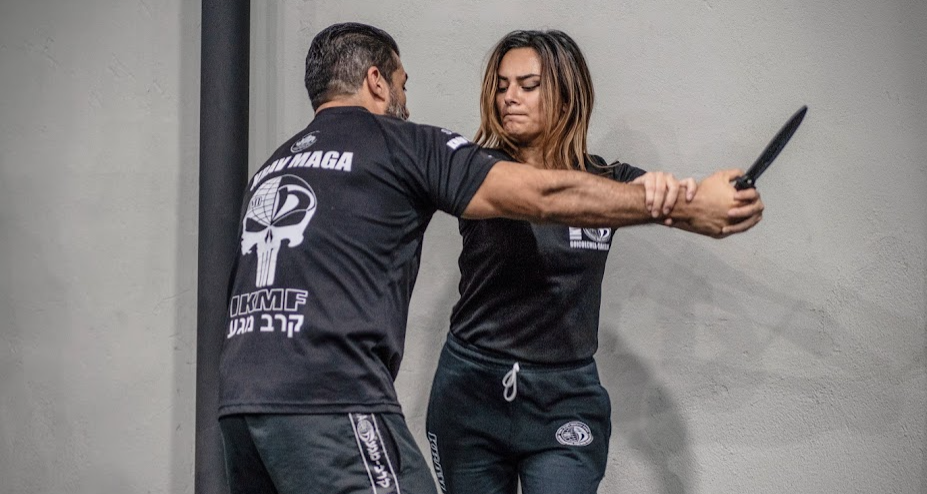 Tico experto en Krav Maga y seguridad brinda consejos a personas que suelen salir en la noche