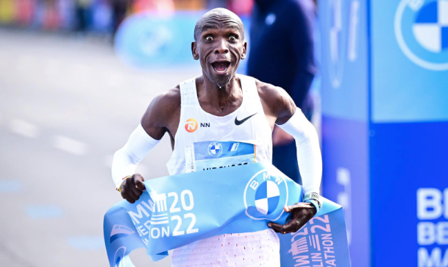 ¡Impresionante! Eliud Kipchoge triunfó por cuarta vez en maratón de Berlín y rompió su propio récord mundial
