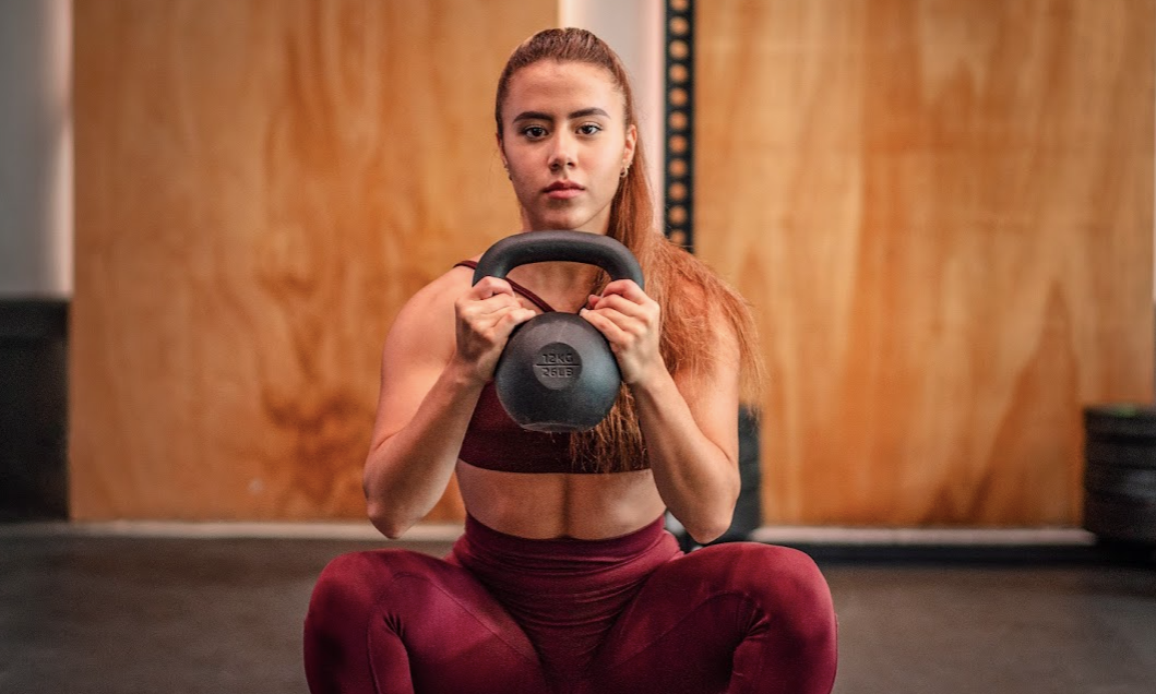 Ejercicios que podés hacer si solo tienes un kettlebell en casa