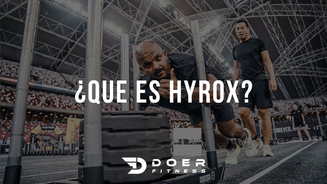 Atletas compitiendo en evento HYROX, la carrera de fitness funcional más grande del mundo