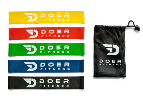 "Set de bandas de resistencia mini bands de colores amarillo, rojo, verde, azul y negro, cada una con el logo de Doer Fitness. A la derecha se muestra una bolsa negra con cordón para guardarlas, también con el logo de la marca."
